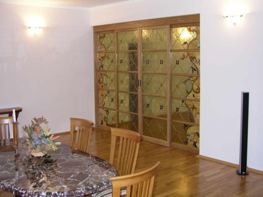 Перегородка для гостиной с цветным стеклом и декоративными вставками Орск