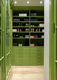 Г-образная гардеробная комната в зеленом цвете Орск