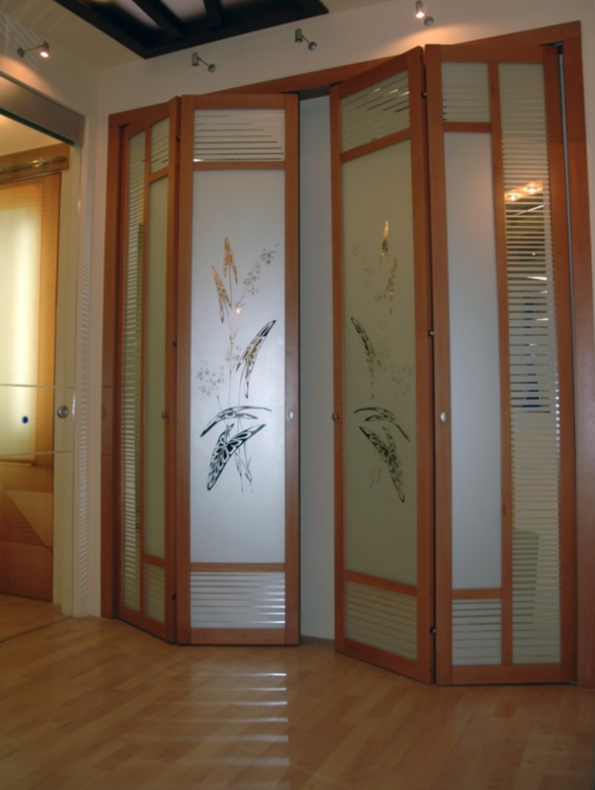 Широкие двери гармошка с матовым стеклом и рисунком Орск
