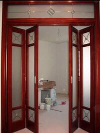 Дверь гармошка с декоративными стеклянными вставками Орск